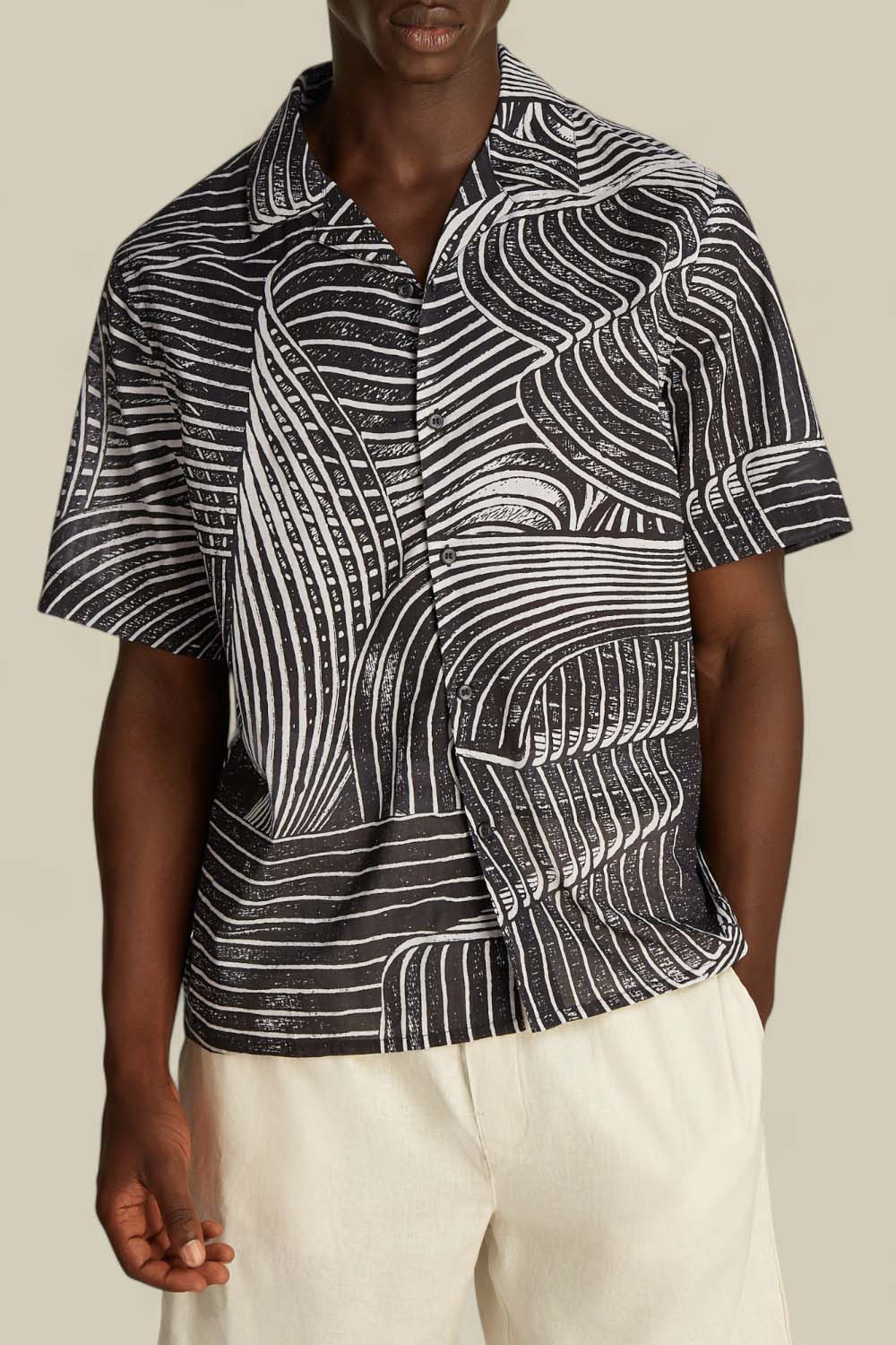 תמונת דוגמן קידמית של חולצה מכופתרת קצרה