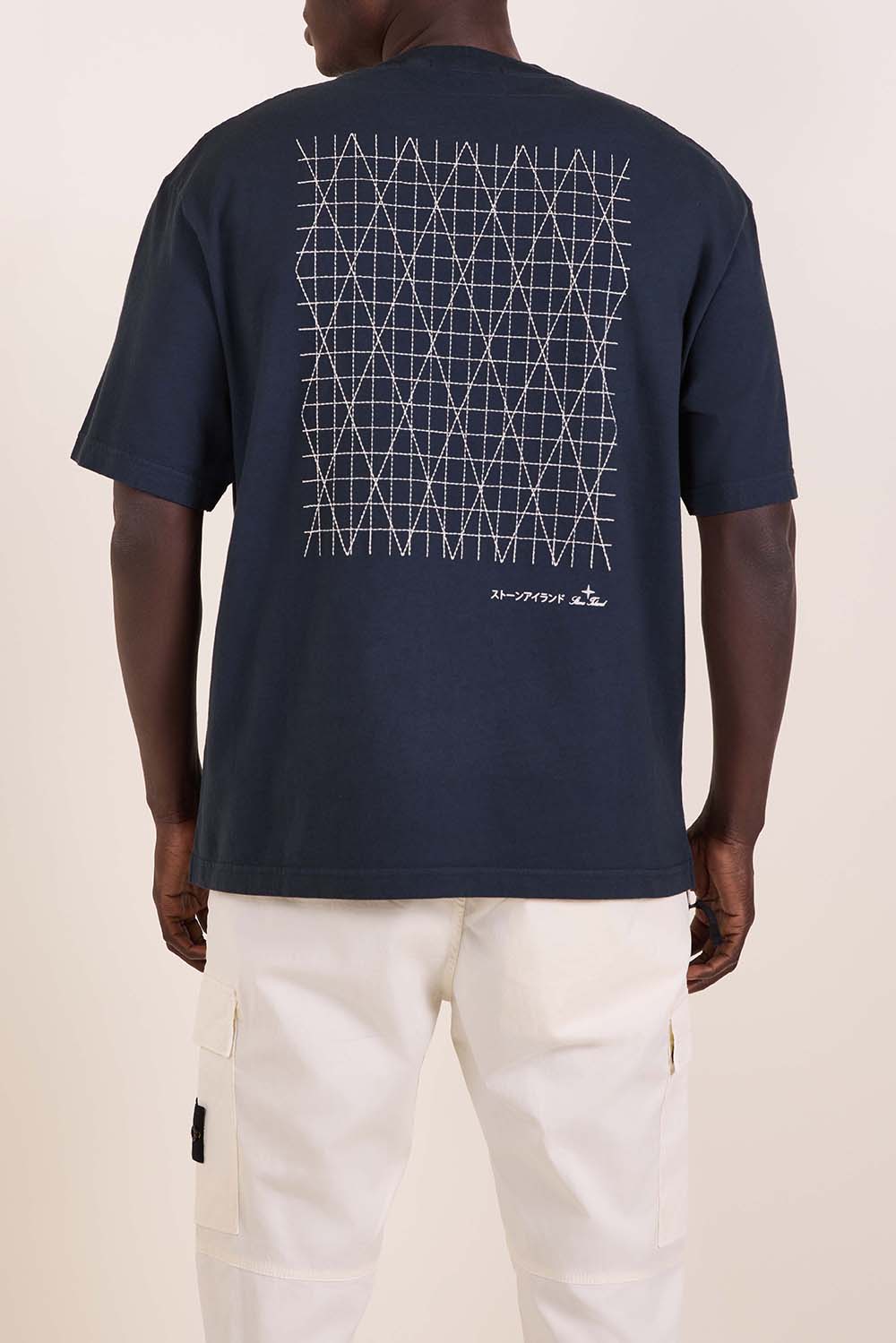 תמונת דוגמן אחורית של חולצת טי