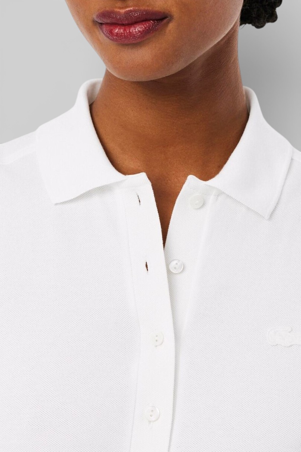 תמונת תקריב דוגמן של גופיית פולו סלים פיט