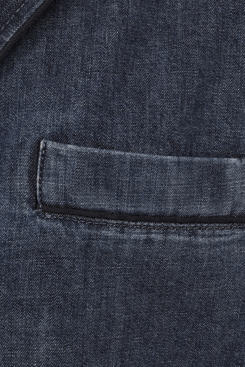 תמונה אחורית של חולצת ג'ינס עם נוצות