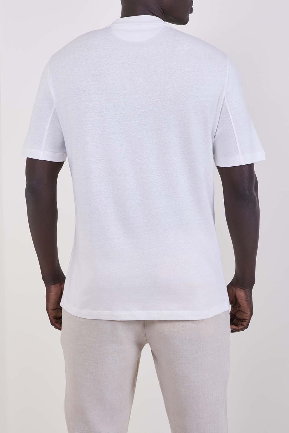 תמונת דוגמן אחורית של חולצת טי בגזרה משוחררת