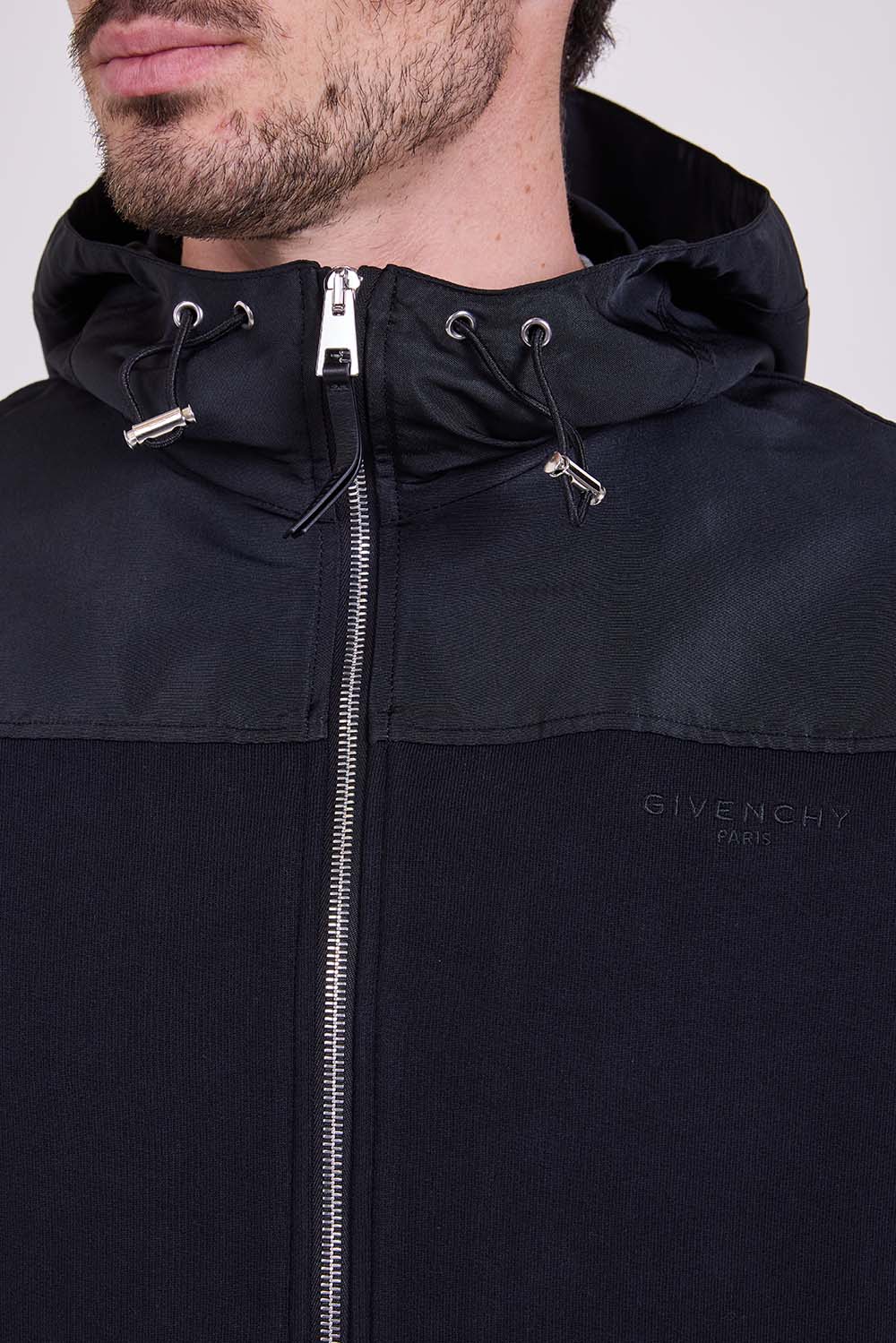 תמונת תקריב דוגמן של מעיל רוח