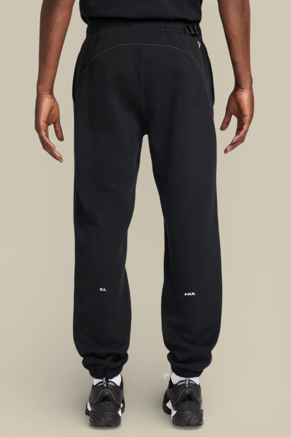 תמונת דוגמן אחורית של מכנסי פליז