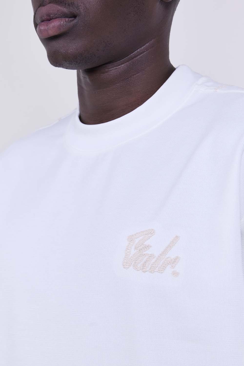 תמונת תקריב דוגמן של חולצת טי אוברסייז