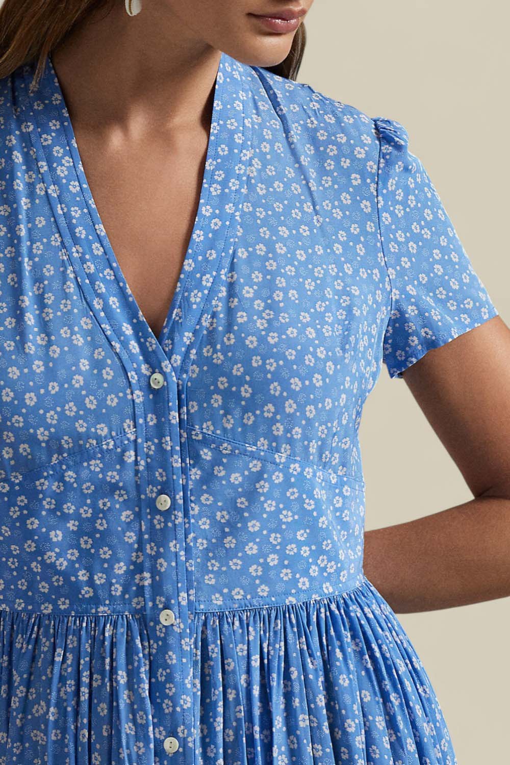 תמונת תקריב דוגמן של שמלת מיני