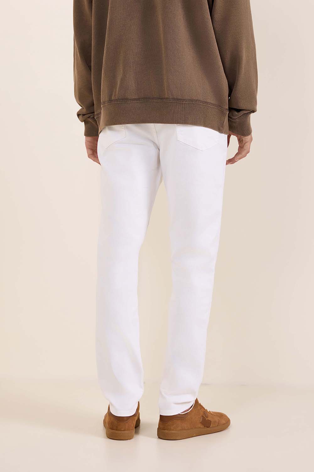 תמונת דוגמן אחורית של מכנסי ג'ינס סלים פיט