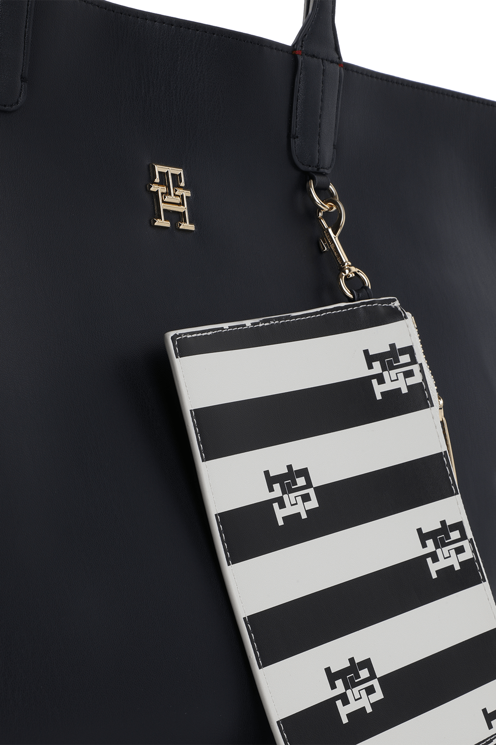 תמונת תקריב של תיק נשיאה סטרייפ