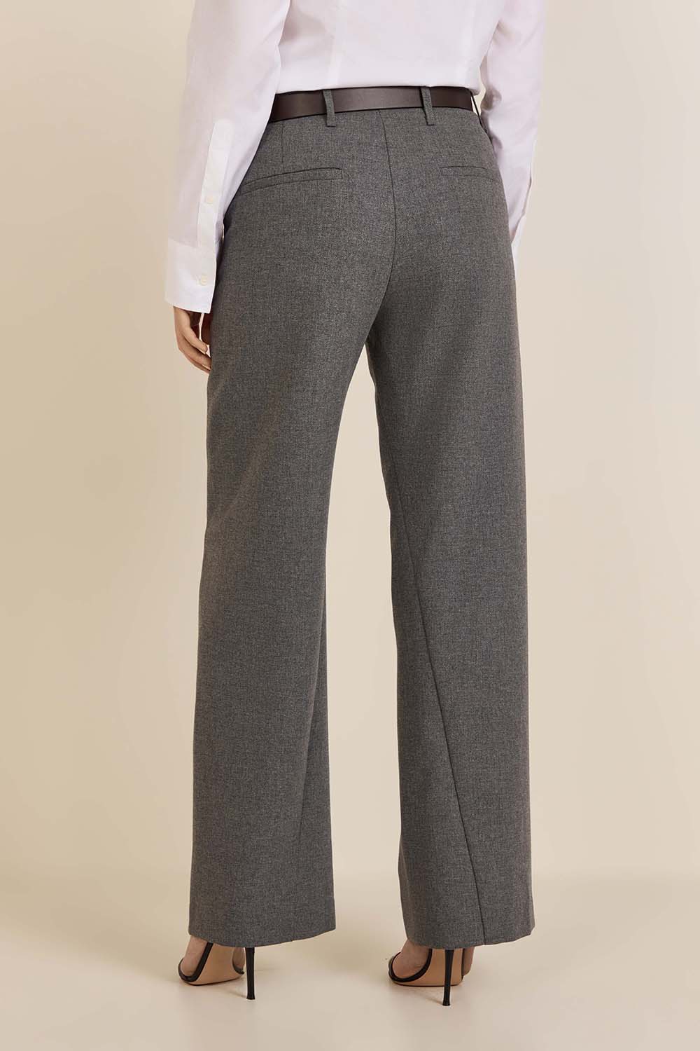 תמונת דוגמן אחורית של מכנסיים מחויטים בגזרה בינונית