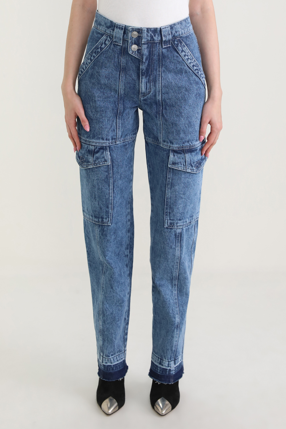 תמונת דוגמן קידמית של מכנסי ג'ינס אוברסייז ויונאו