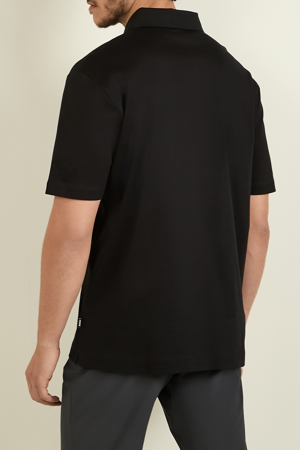 תמונת דוגמן אחורית של חולצת פולו קצרה
