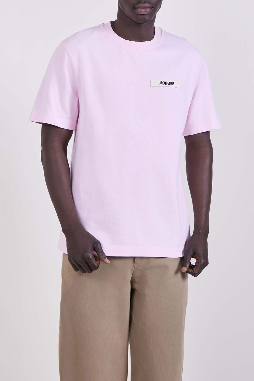 תמונת דוגמן קידמית של חולצת טי בגזרה משוחררת