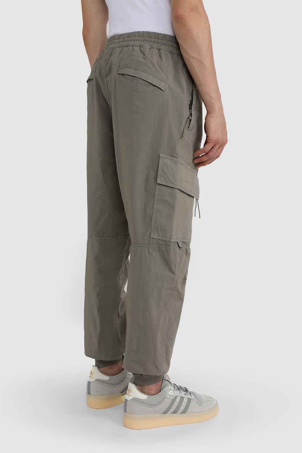 תמונת דוגמן אחורית של מכנסי צבא עם כיסים