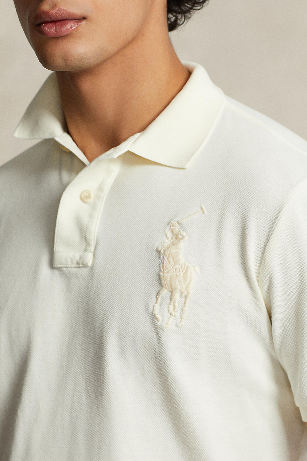 תמונת תקריב דוגמן של חולצת פולו קצרה