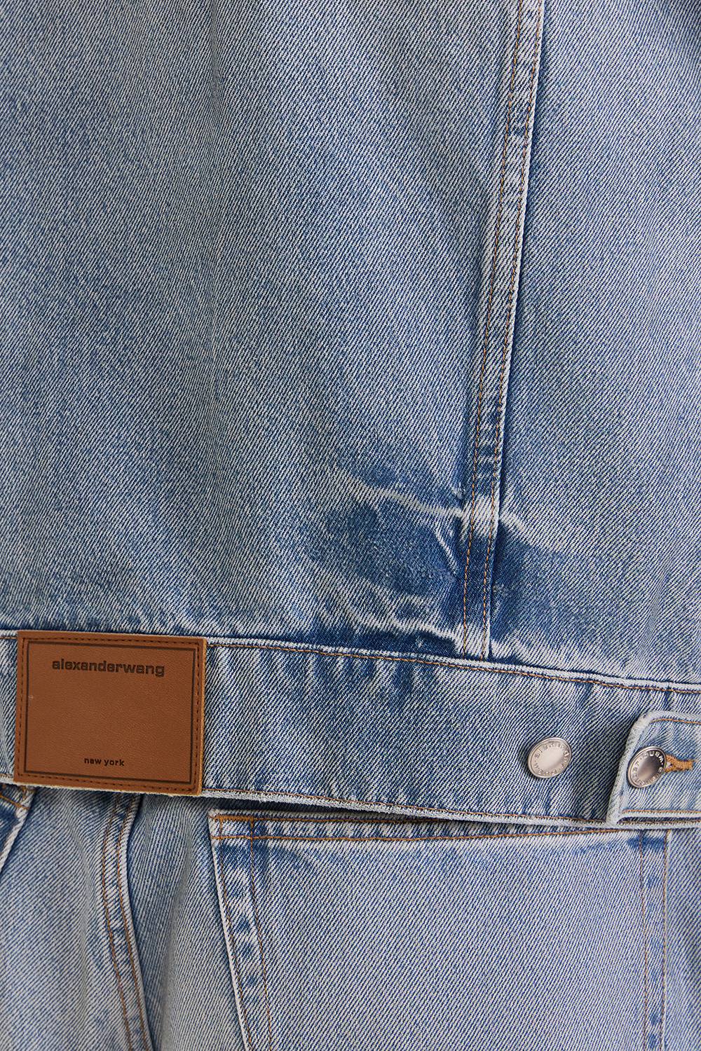 תמונת תקריב דוגמן של ז'קט ג'ינס