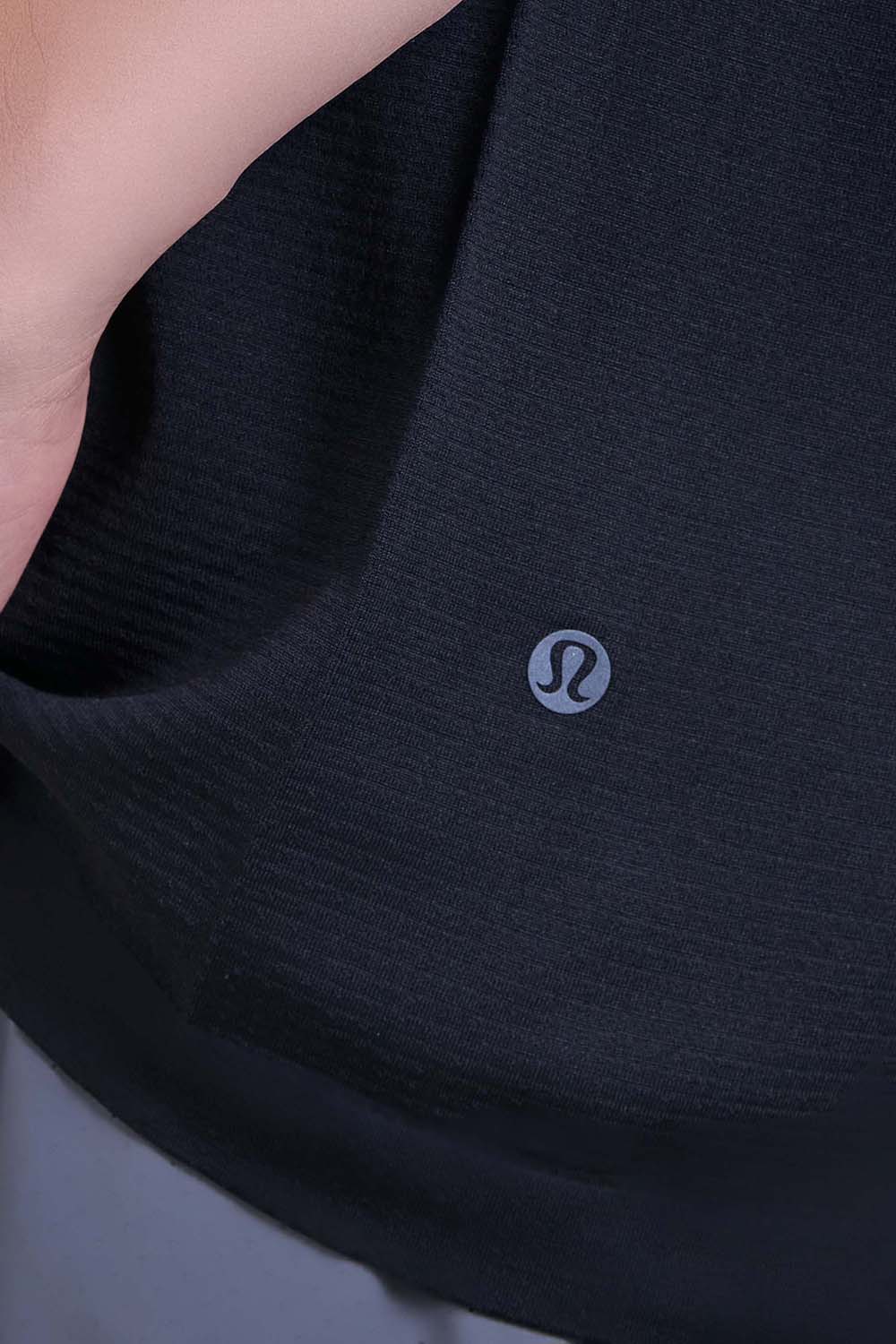 תמונת תקריב דוגמן של Metal Vent Tech Short-Sleeve Shirt