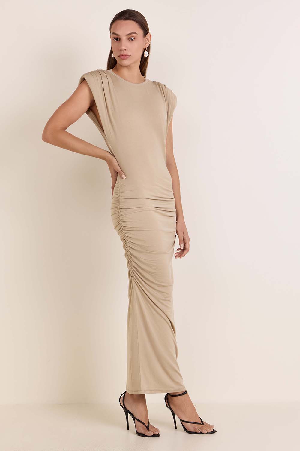 תמונת דוגמן קידמית של שמלת סליפ-און