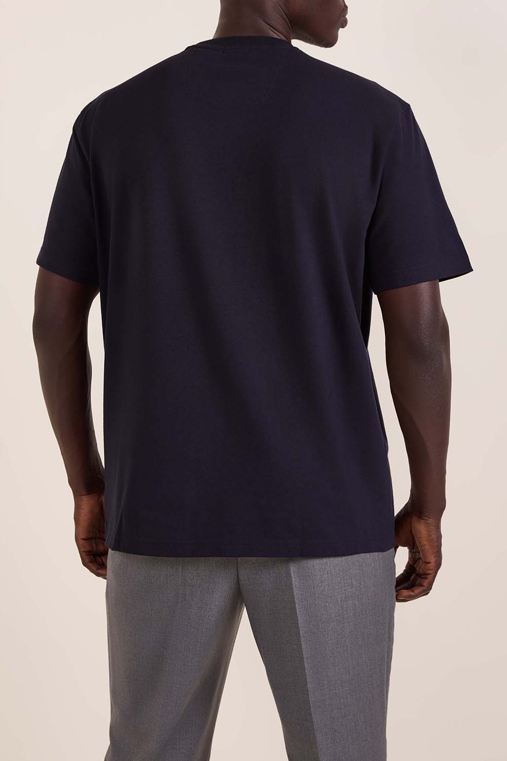 תמונת דוגמן אחורית של חולצת טי