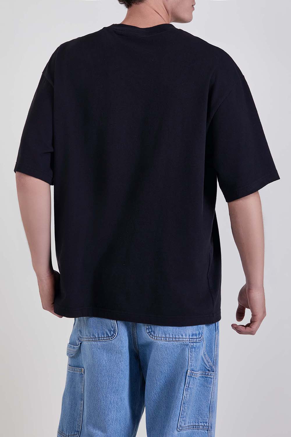 תמונת דוגמן אחורית של חולצת טי אוברסייז