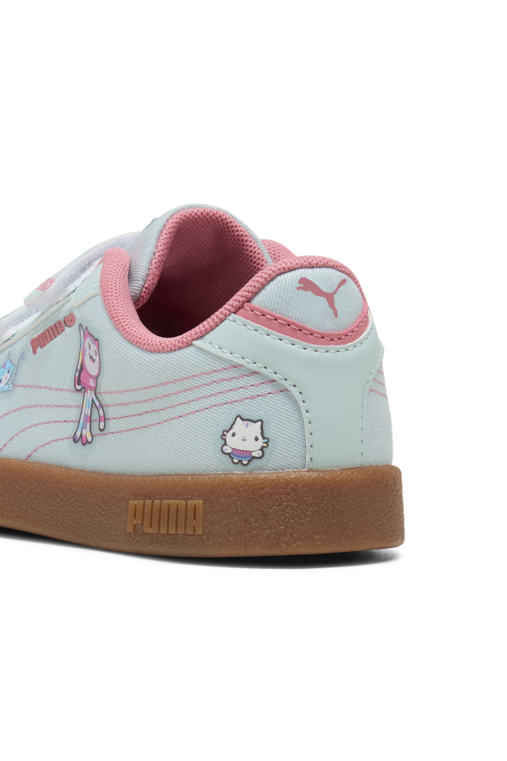 תמונת תקריב של נעלי סניקרס