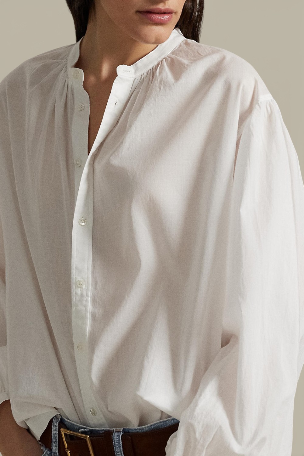 תמונת תקריב דוגמן של חולצה מכופתרת ארוכה