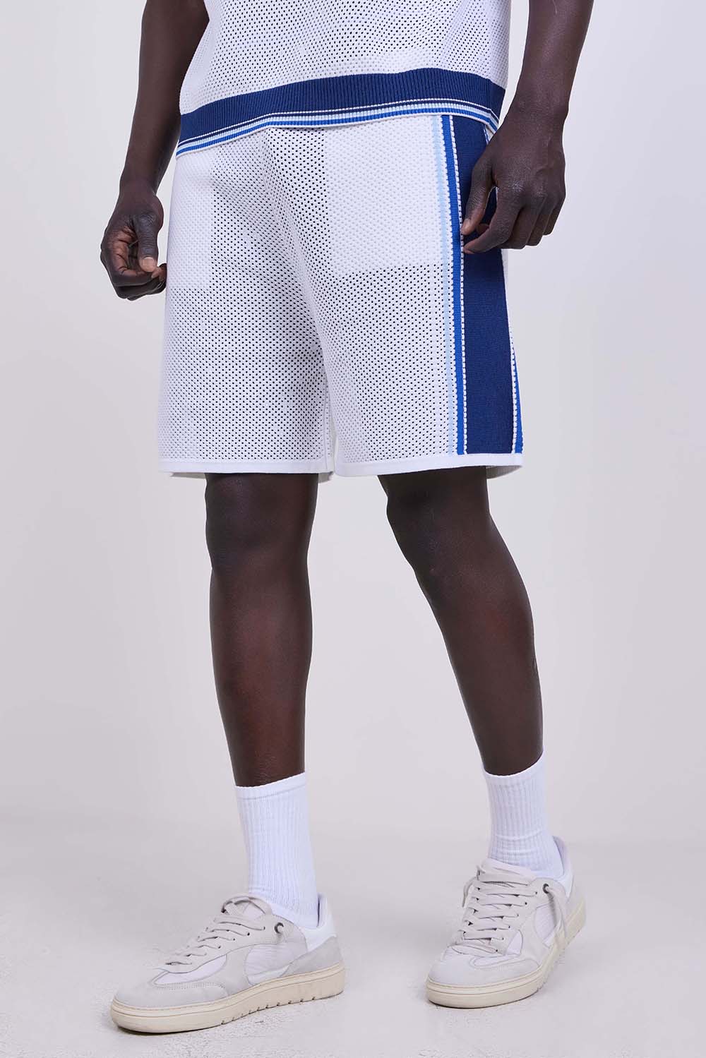 תמונת דוגמן קידמית של מכנסיים קצרים בגזרה משוחררת