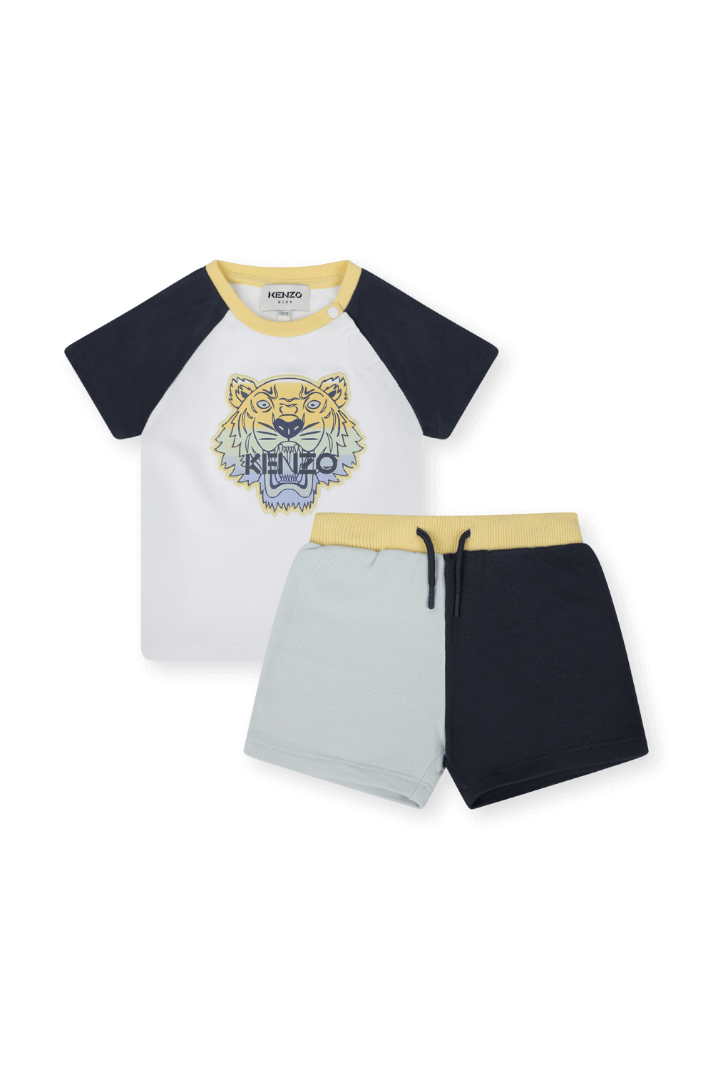 תמונה קידמית של סט מכנסיים וחולצה עם הדפס