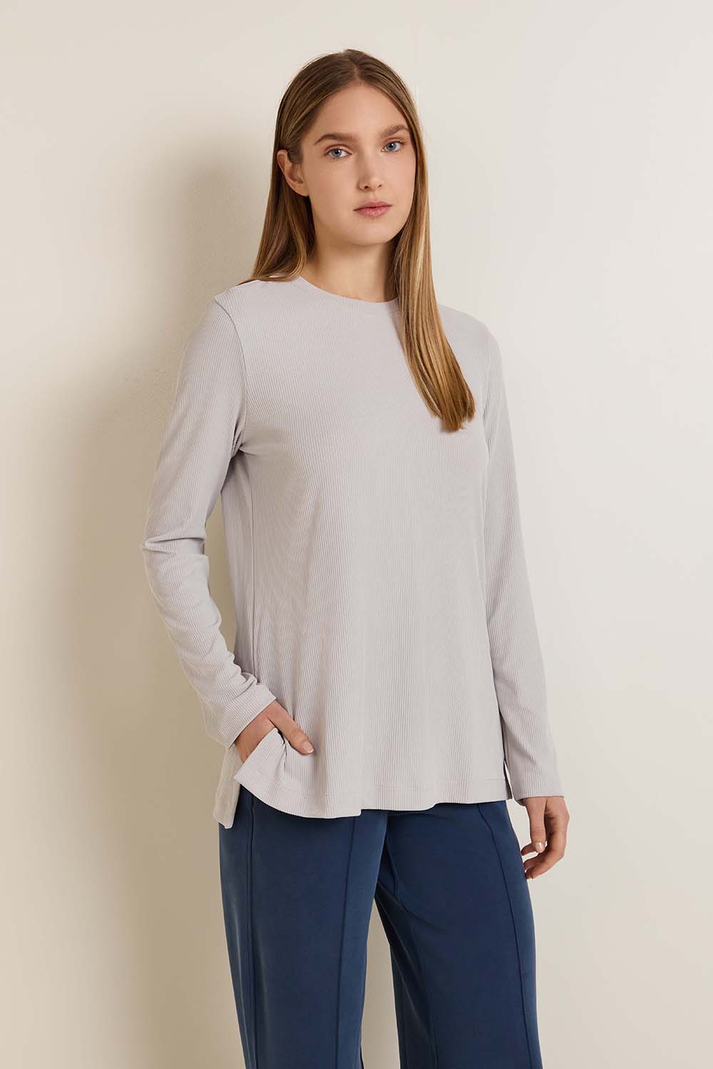 תמונת דוגמן קידמית של Ribbed Drapey Softsteme Long-Sleeve Tunic