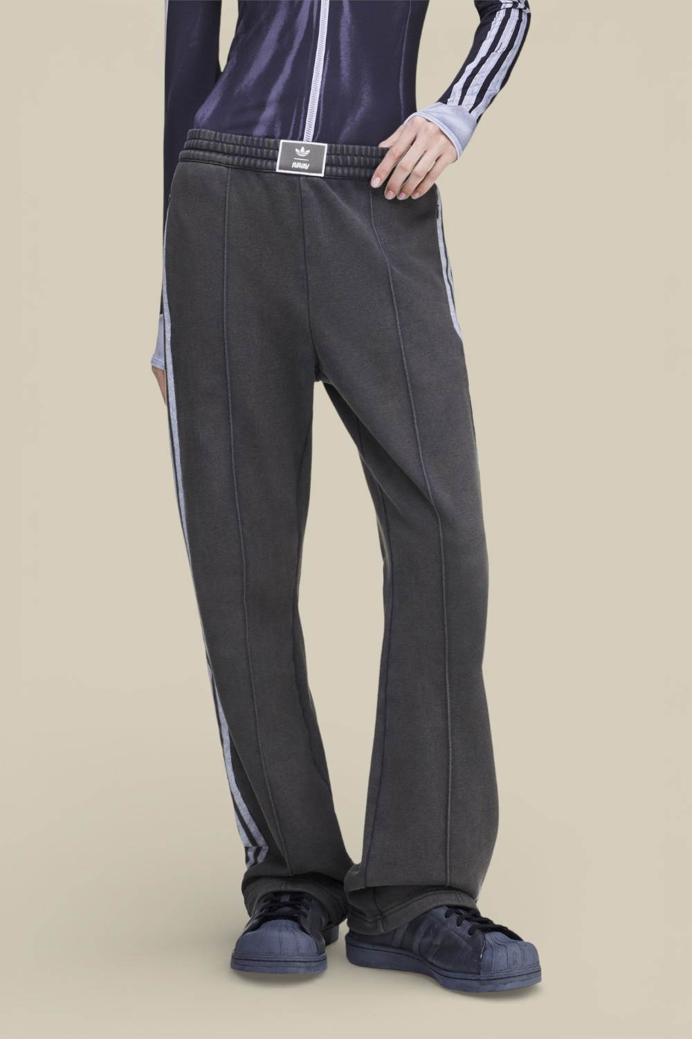 תמונת דוגמן קידמית של מכנסי ג'וגר adidas x Avavav
