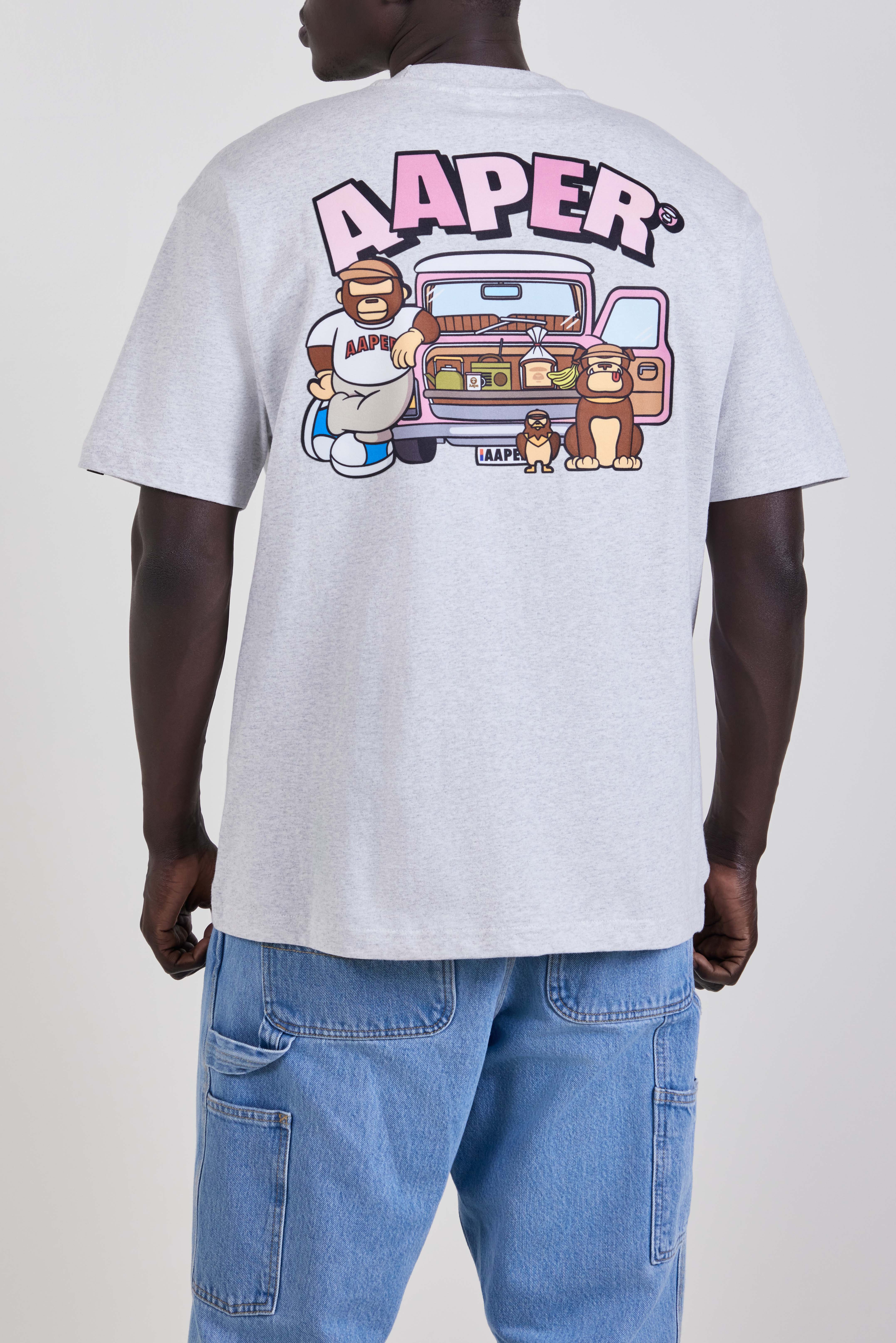 תמונת דוגמן אחורית של חולצת טי בגזרה ישרה