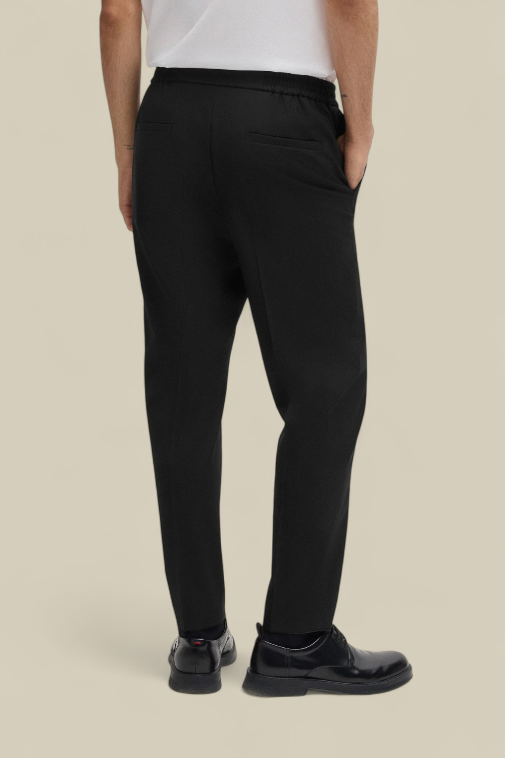 תמונת דוגמן אחורית של מכנסיים מחויטים