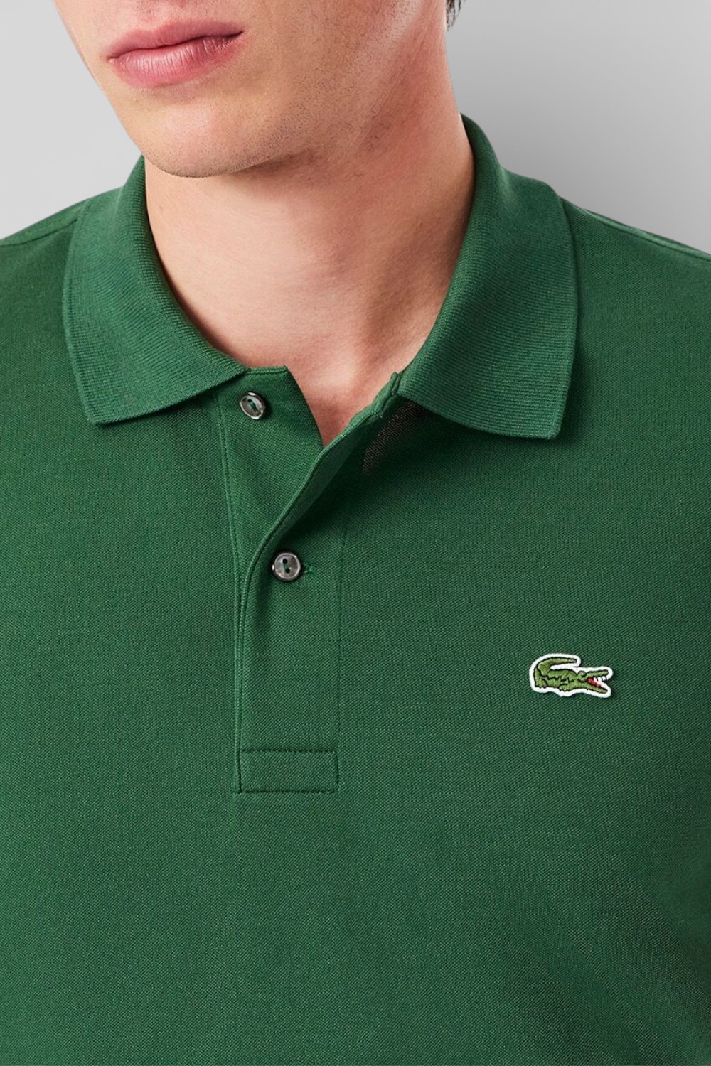 תמונת תקריב דוגמן של חולצת פולו