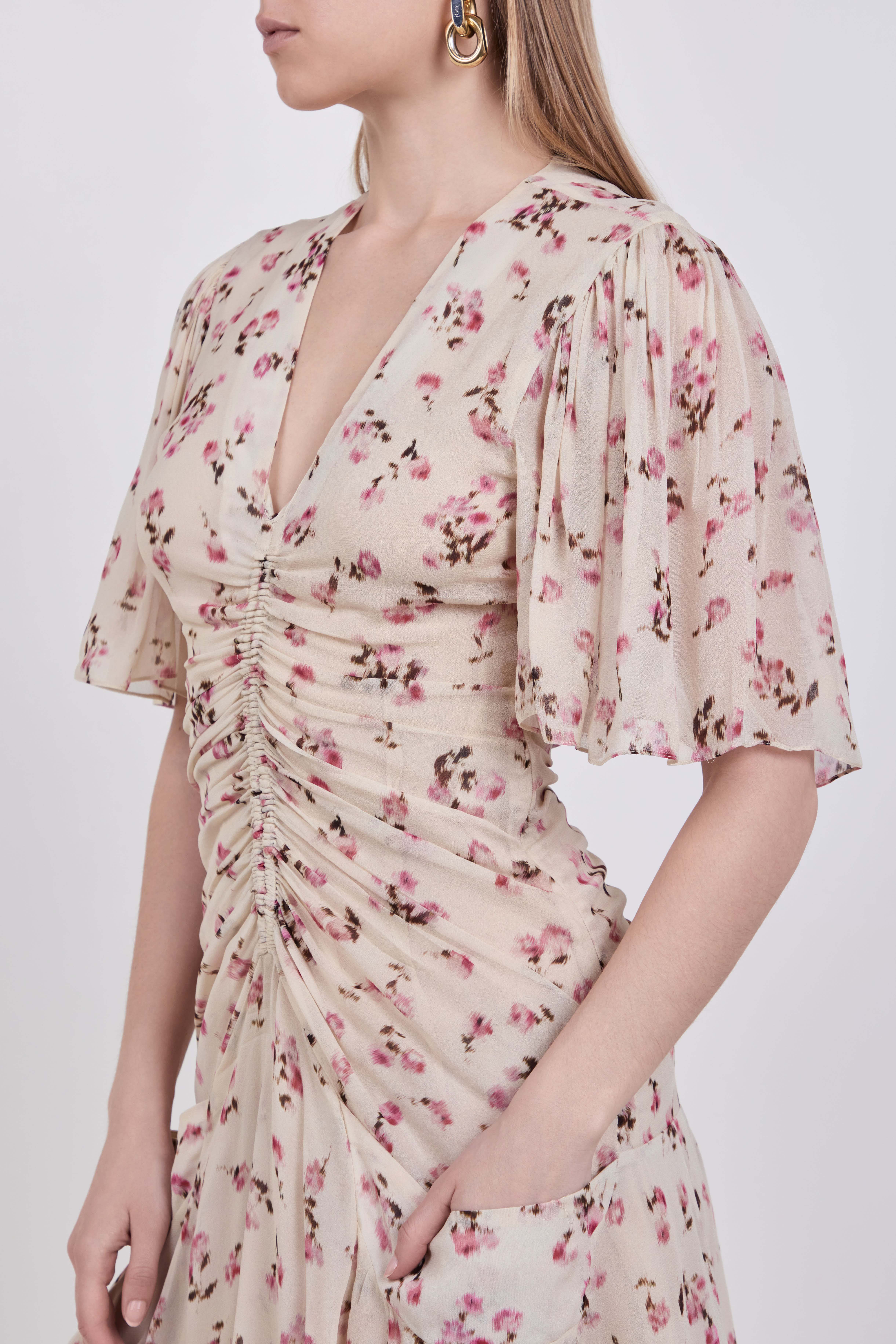 תמונת תקריב דוגמן של שמלת מיני פרחונית