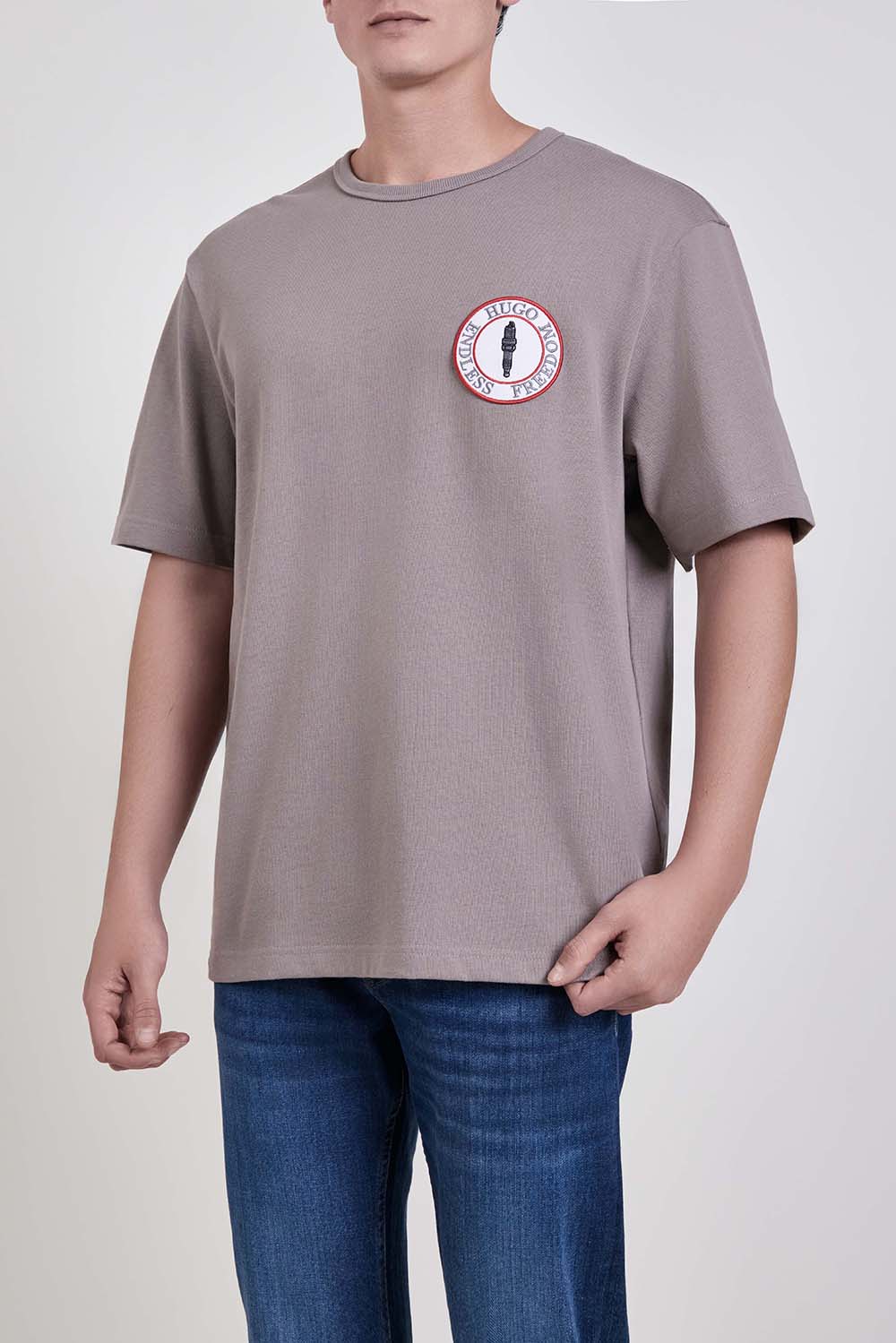 תמונת דוגמן קידמית של חולצת טי בגזרה משוחררת