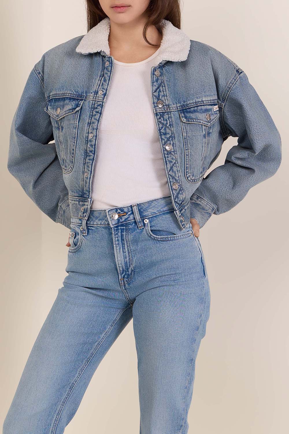 תמונת דוגמן קידמית של ז'קט ג'ינס קצר