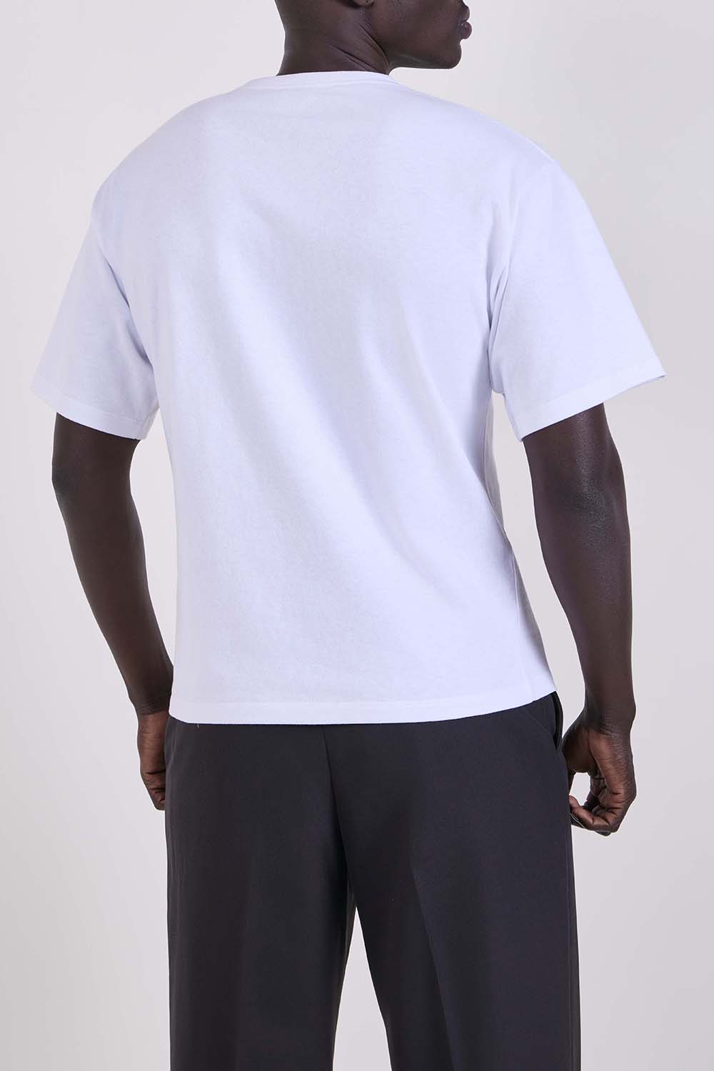 תמונת דוגמן אחורית של חולצת טי בגזרה משוחררת