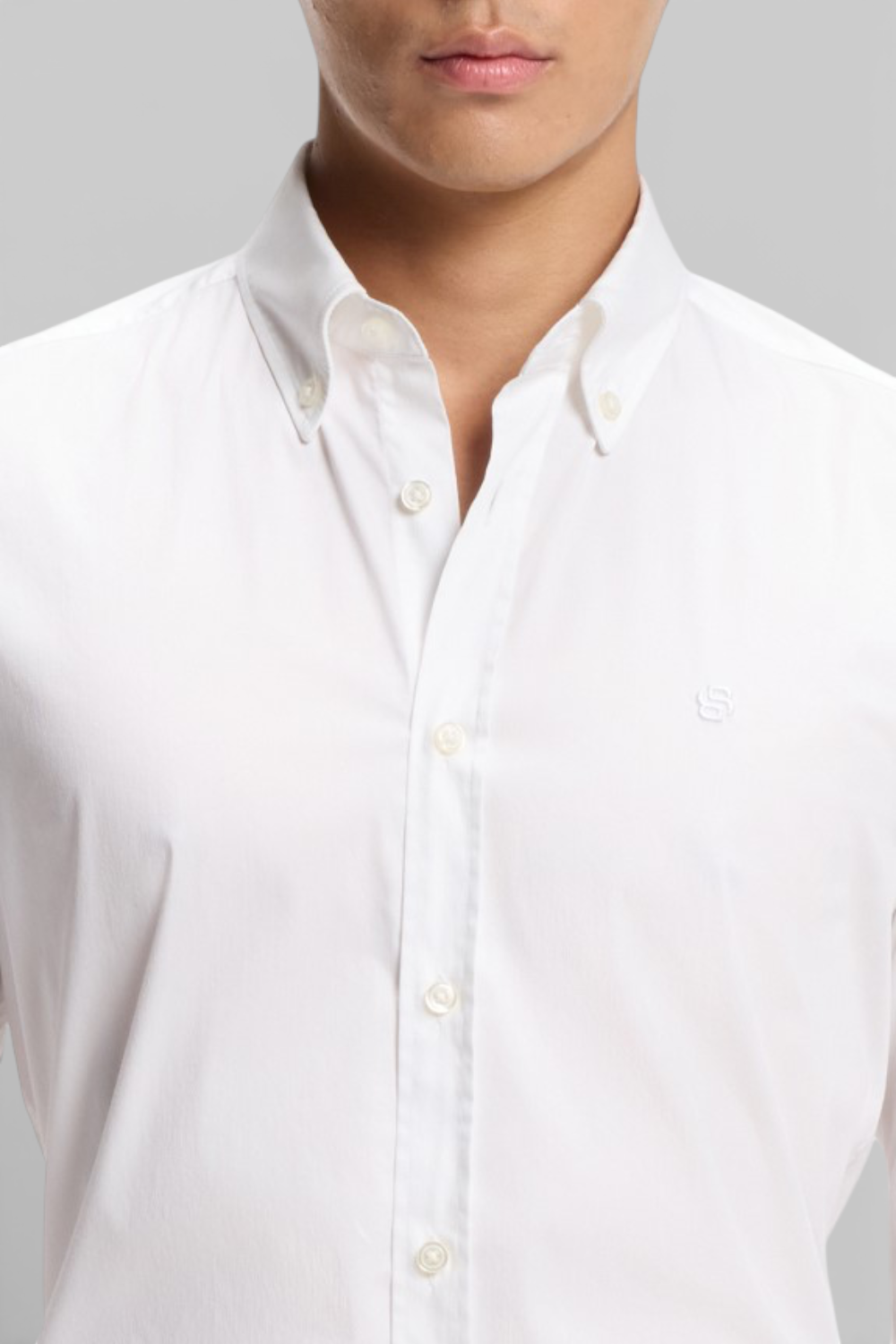 תמונת תקריב דוגמן של חולצה מכופתרת