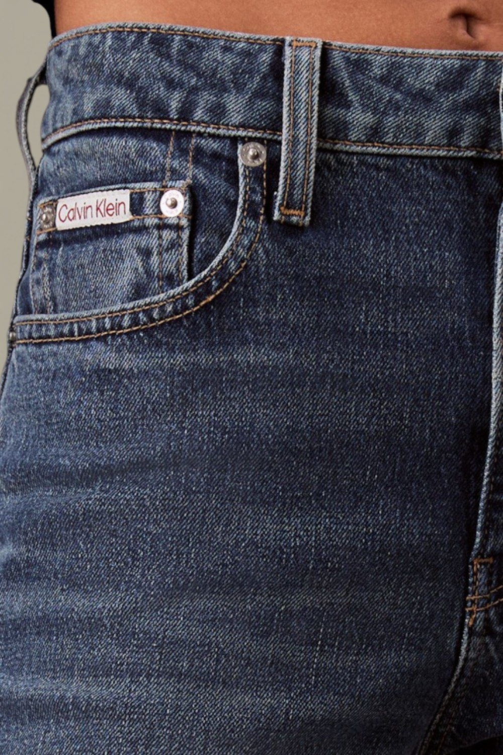 תמונת תקריב דוגמן של מכנסי ג'ינס בגזרה ישרה