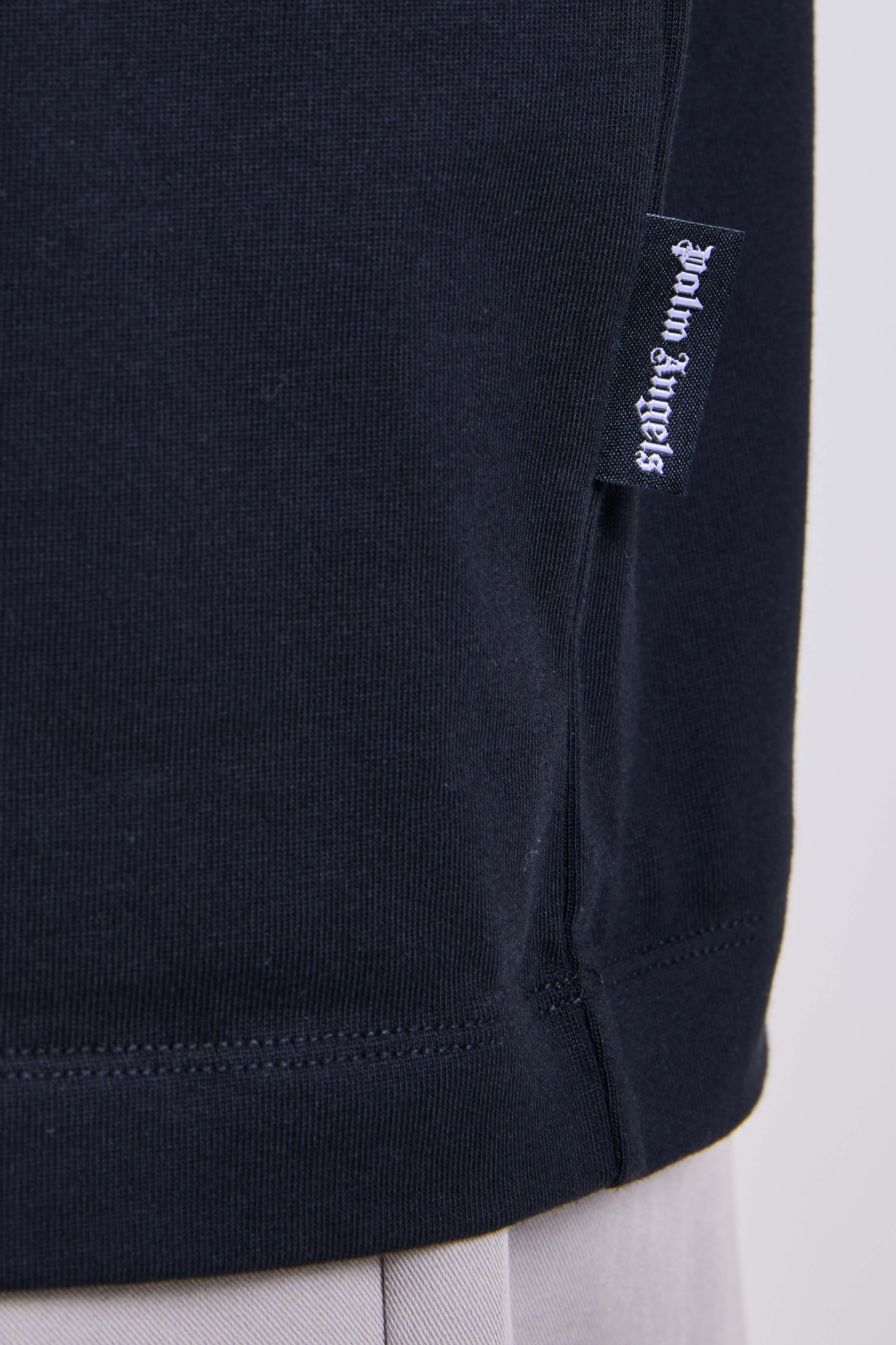 תמונת תקריב דוגמן של חולצת טי אוברסייז