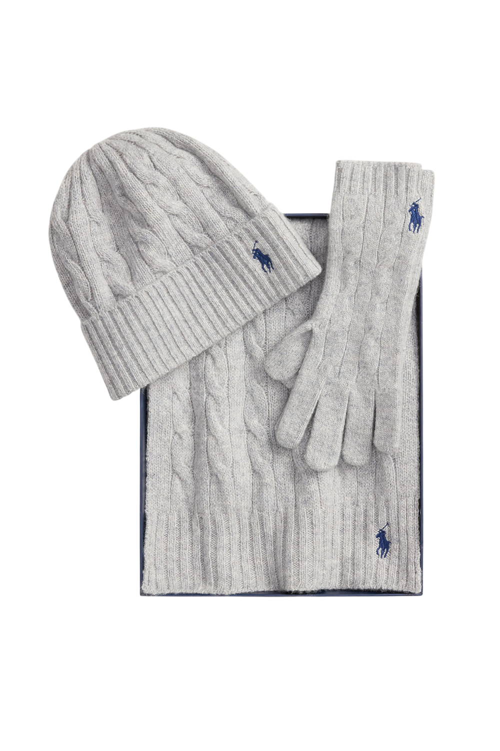 תמונת תקריב של מארז כובע, צעיף וכפפות מצמר