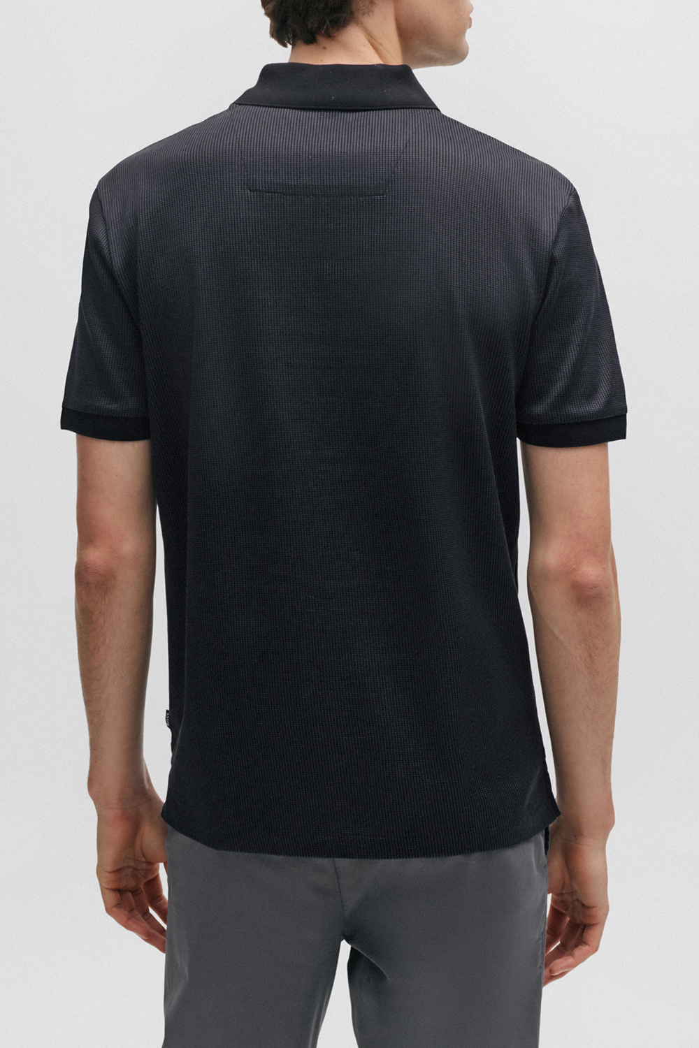 תמונת דוגמן אחורית של חולצת פולו קצרה