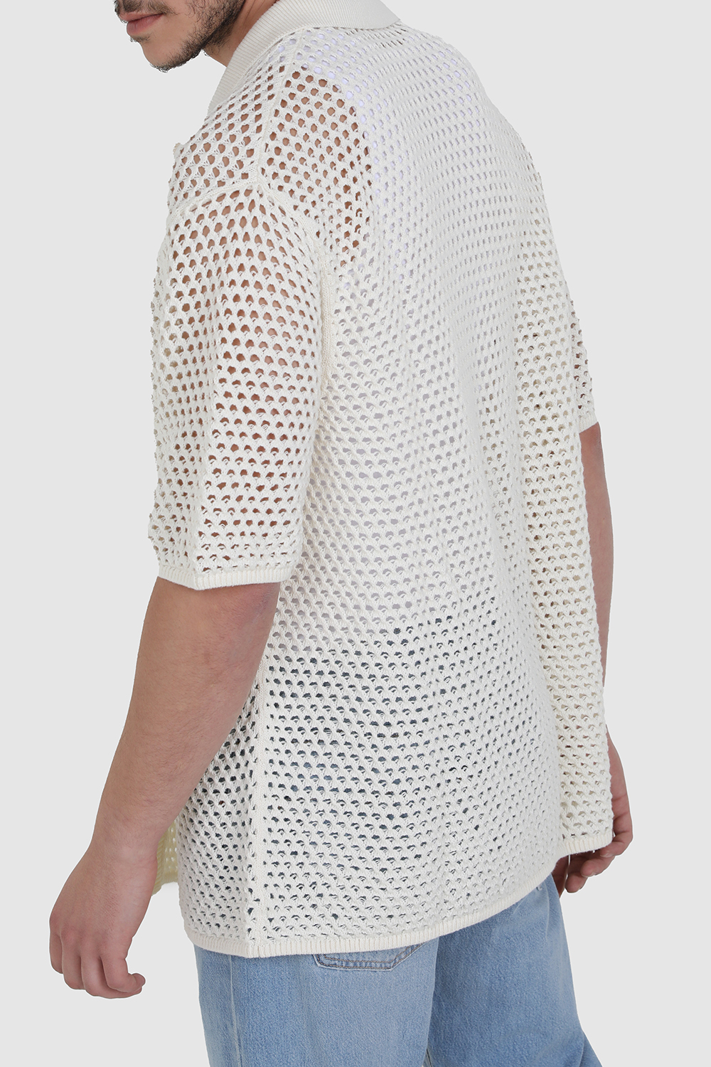 תמונת דוגמן אחורית של חולצה מכופתרת קצרה