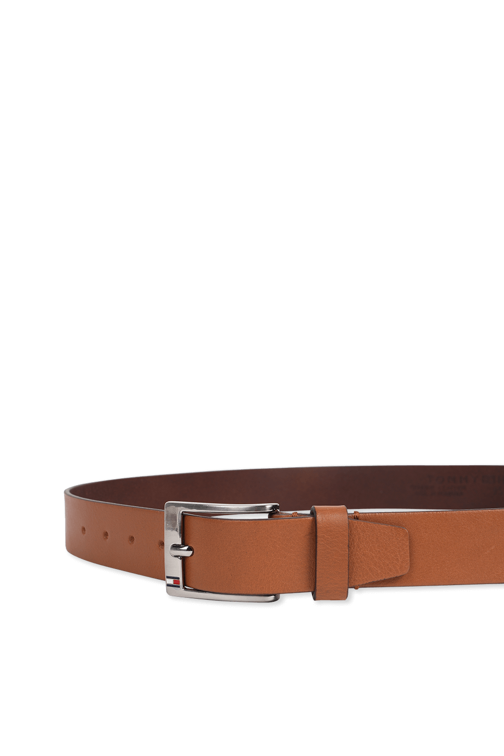 תמונת תקריב של חגורת עור עם אבזם מטאלי בגוון חום