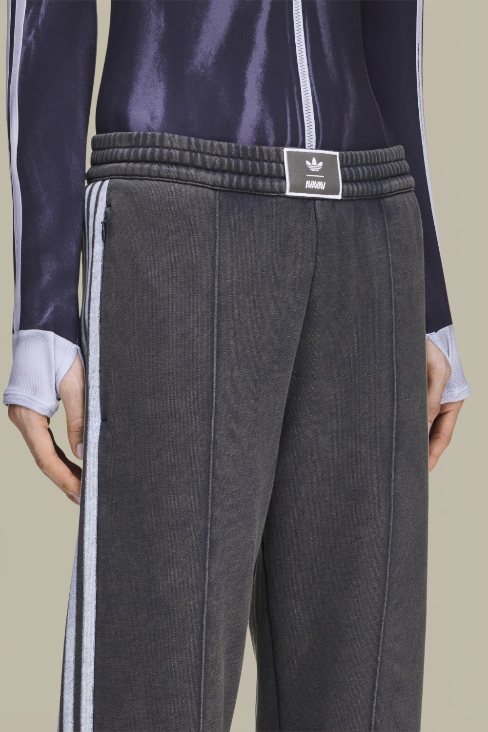 תמונת תקריב דוגמן של מכנסי ג'וגר adidas x Avavav