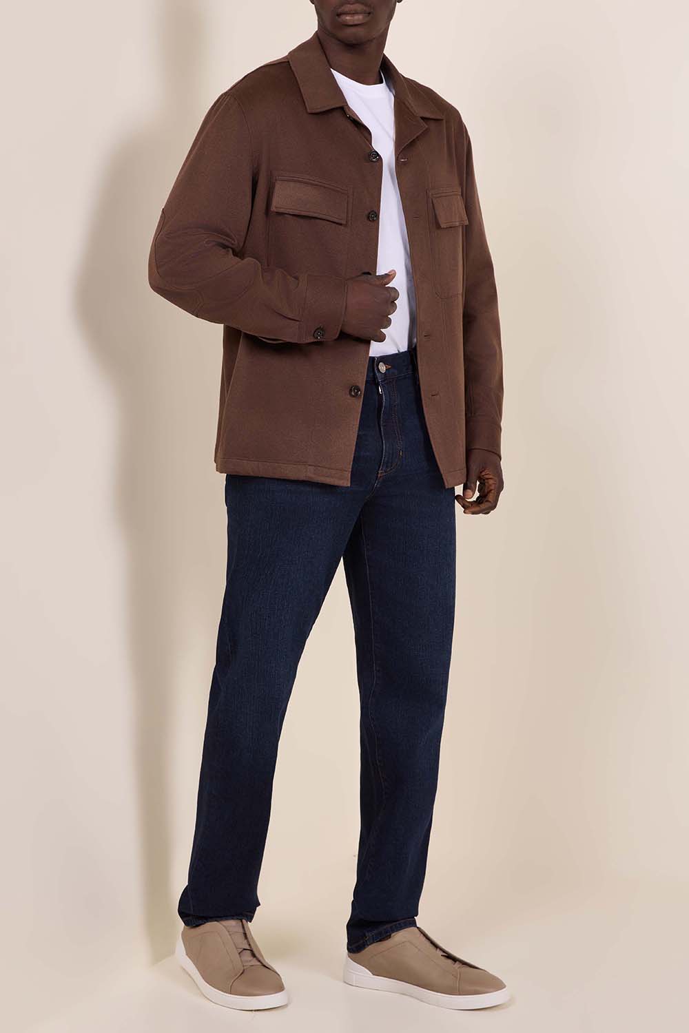 תמונת דוגמן קידמית של נעלי סניקרס סליפ און