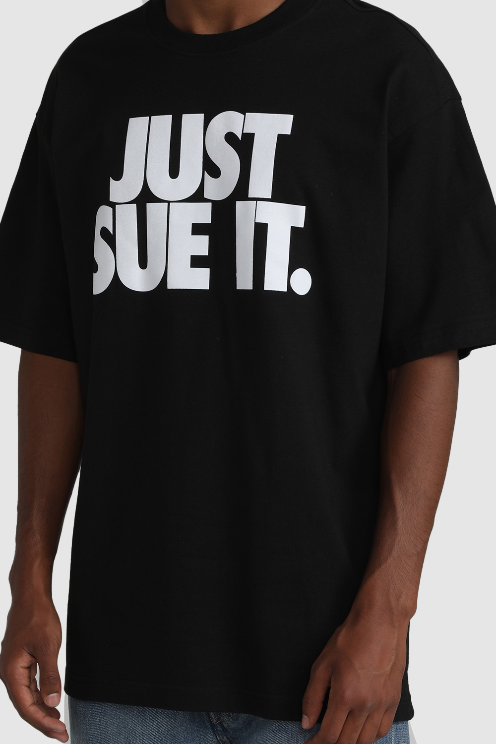 תמונת דוגמן אחורית של חולצת טי \t