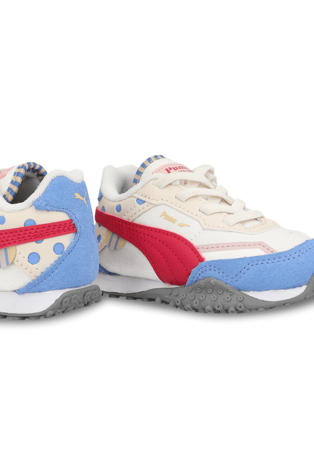 תמונת תקריב של נעלי סניקרס - מידות 21-29