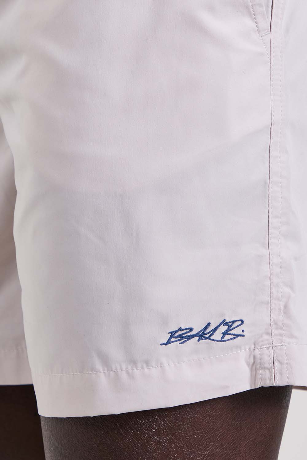 תמונת תקריב דוגמן של מכנסי בגד ים