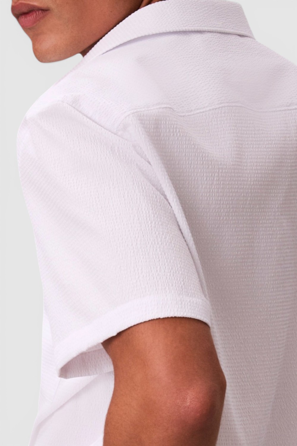 תמונת תקריב דוגמן של חולצה מכופתרת קצרה