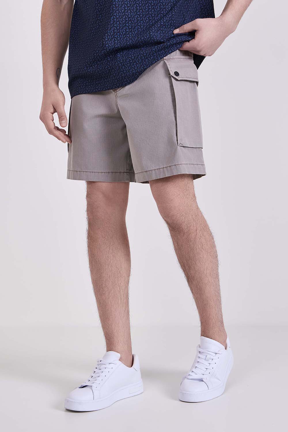 תמונת דוגמן קידמית של מכנסי קרגו קצרים