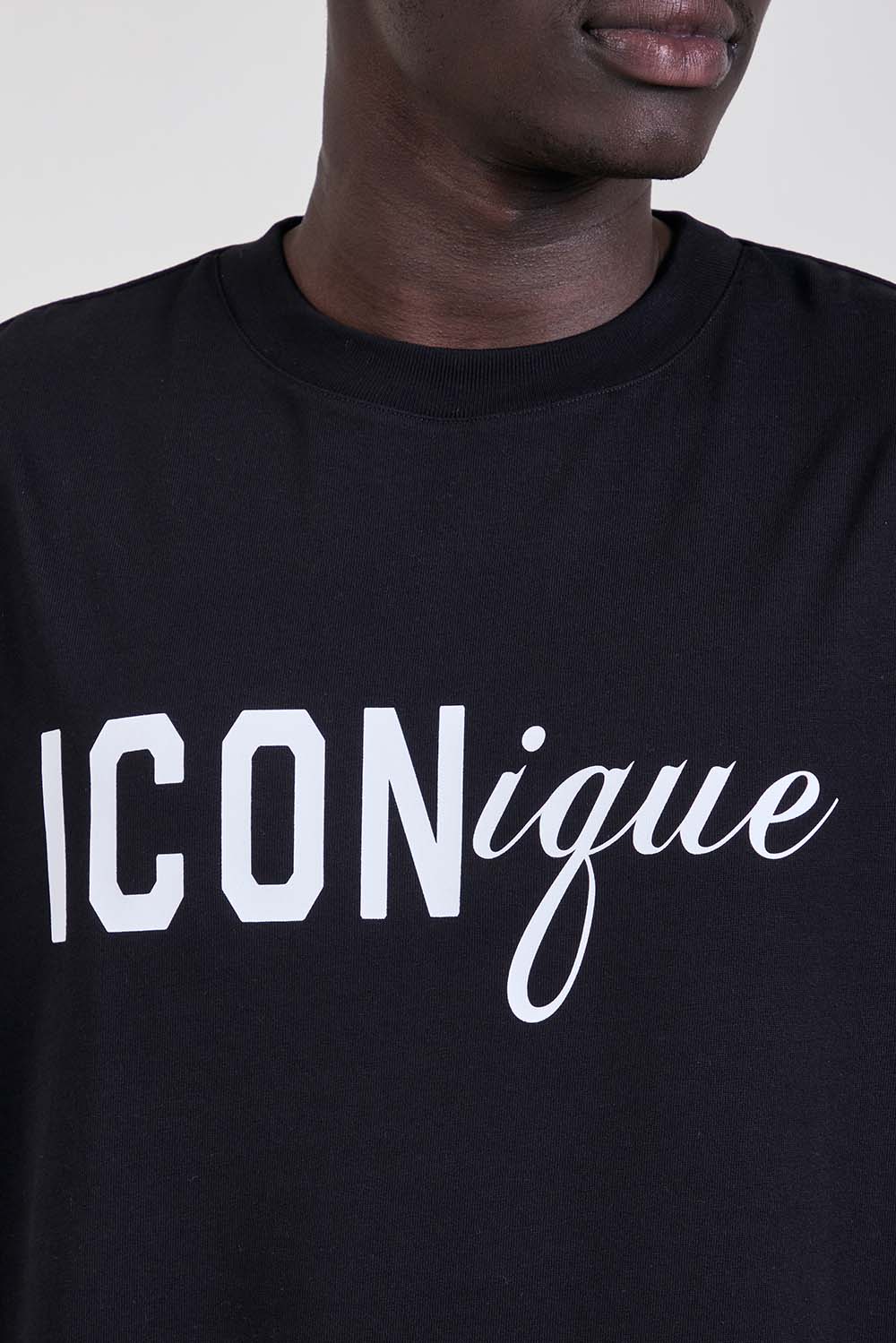 תמונת תקריב דוגמן של חולצת טי